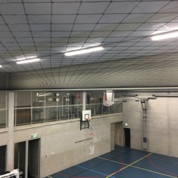 Lelystad sporthal kusters netten tegen plafond